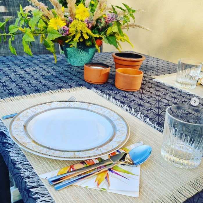 Ein schön gedeckter Tisch im Garten erfreut das Auge, kommen auch noch Kräuter aus dem eigenen Garten Anbau auf den Teller, erfreut es auch den Gaumen.