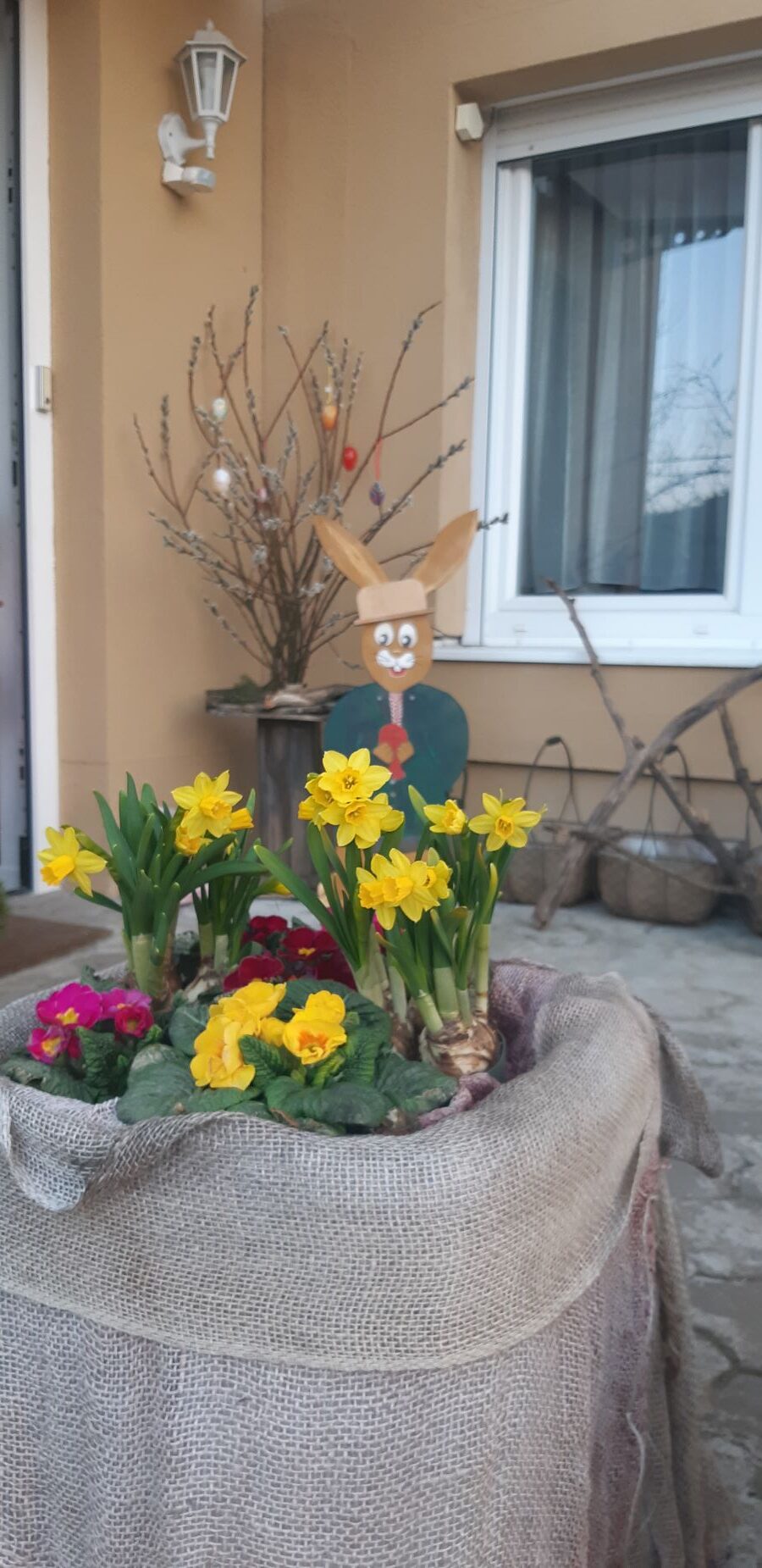 Der Frühling ist die Jahreszeit, in der wir rund um Ostern zusätzlich zu den Frühlingsblühern auch Osterdeko im Garten aufstellen. 