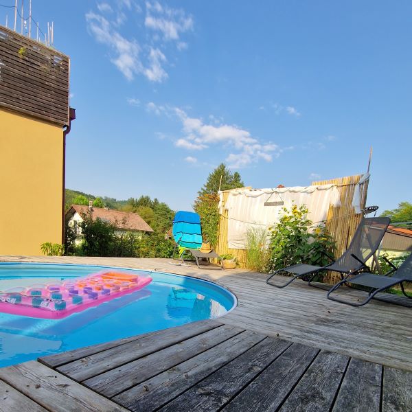 Wenn im Spätsommer die Schatten der Hecke schon immer früher den Pool erreichen, bietet er mit seinem noch warmen Wasser trotzdem noch viel Entspannung.