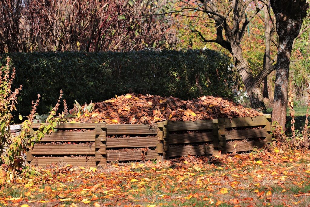 Herbstlaub auf einer Sammelmiete. So ist genug braunes Material für die Kompostierung von grünem Material vorhanden.